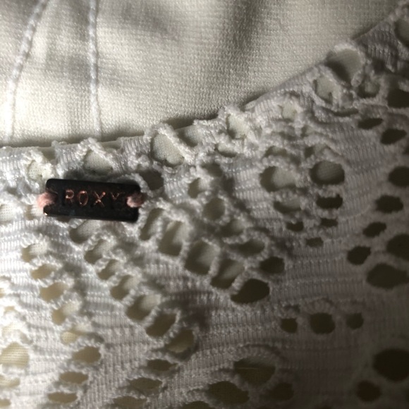 🌊ROXY white flutter textured MEDIUM bikini set - Picture 7 of 16